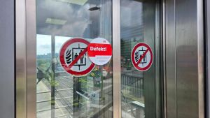 H1 - Pers. eingeschl. Aufzug