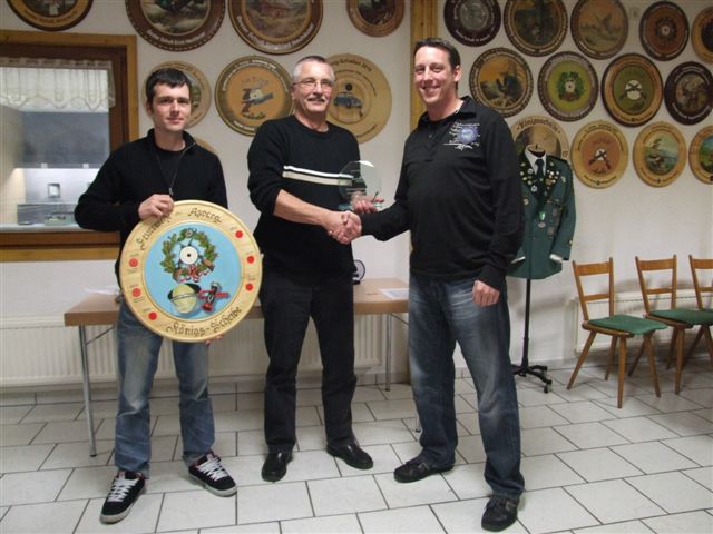 v.l.n.r. Kommandant S.Fritz, Schützenkönig 2011 R.Reiter, Organisator M.Reich koenigsschiessen_12_02_11_1