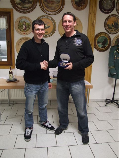 Kommandant S.Fritz und Sieger des Preisschießen M.Reich koenigsschiessen_12_02_11_2