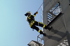 Feuerwehrmann seilt sich ab