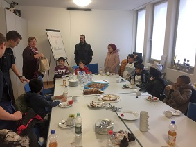 Kinder und Jugendliche aus einer Asylunterkunft zu Besuch