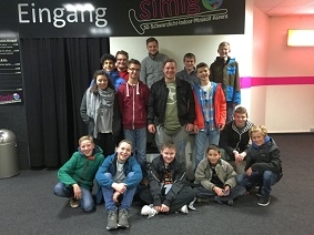 Jugendfeuerwehr Asperg beim Schwarzlichtminigolf