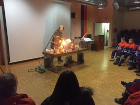 Jugendfeuerwehr Asperg bei Experimenten