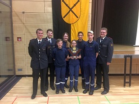 Die Jugendfeuerwehr Asperg erhält den Sonderpokal der Kreisjugendfeuerwehr Ludwigsburg